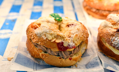Rosc&oacute;n de reyes relleno de chocolate en el mostrador de la pasteler&iacute;a