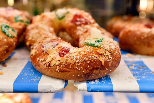 Rosc&oacute;n de reyes con almendras y frutas escarchadas