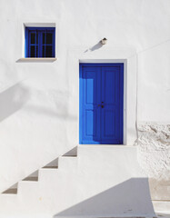 Elegant Blue Door on White Building with Copy Space
静けさを感じる白い建物と青い扉