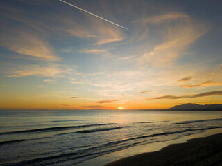 Hermoso atardecer en la playa de Marbella, Andaluc&iacute;a