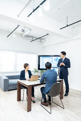 プレゼンする笑顔の男性