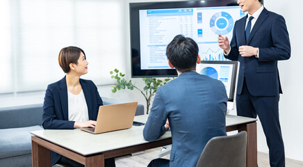 プレゼンする笑顔の男性