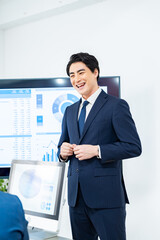 プレゼンする笑顔の男性