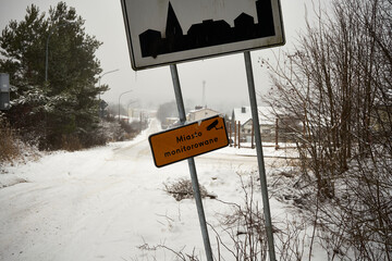 znak drogowy,zima 