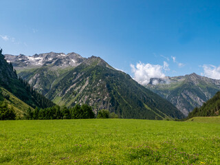 View from Zillergr&uuml;ndl towards the west with the mountains surrounding the Grundschartner, which is 3065 meters high.