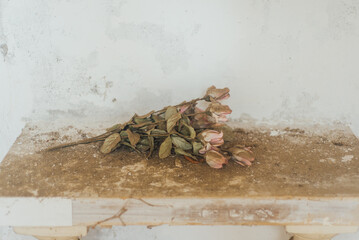 Bouquet de roses s&eacute;ch&eacute;es sur une tombe. Fleurs mortes. Bouquet abandonn&eacute; sur une tombe