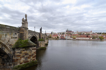 Obraz premium A view of Castle of Prague and Charles bridge on an autumn day
