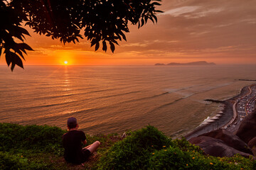 The Perfect Lima Sunset Nothing compares to the raw beauty of the Costa Verde at dusk. Watching the sun dip below the horizon from the edge of Miraflores