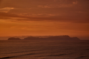 The Perfect Lima Sunset Nothing compares to the raw beauty of the Costa Verde at dusk. Watching the sun dip below the horizon from the edge of Miraflores