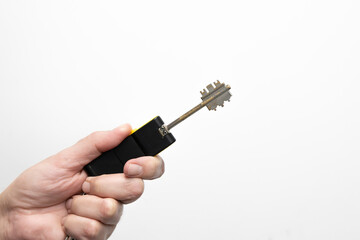  Męska dłoń trzymająca klucze do mieszkania. Zdjęcie na białym tle.  © hunter76