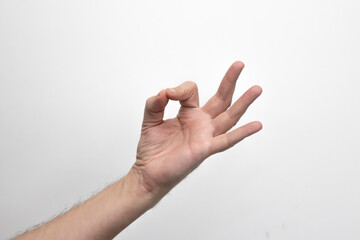 Męska dłoń pokazująca znak OK. Zdjęcie na białym tle.  © hunter76