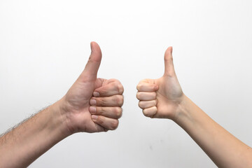  Dłonie ojca i dziecka pokazujące kciuki w górę. Zdjęcie na białym tle. © hunter76