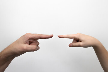 Dłonie ojca i dziecka  ze wskazującymi palcami. Zdjęcie na białym tle. © hunter76