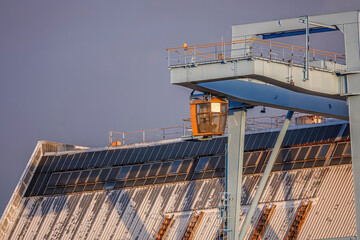 alte Industrieanlage mit Kran und Kabine