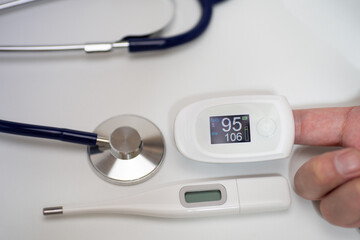 聴診器とパルスオキシメーターと体温計