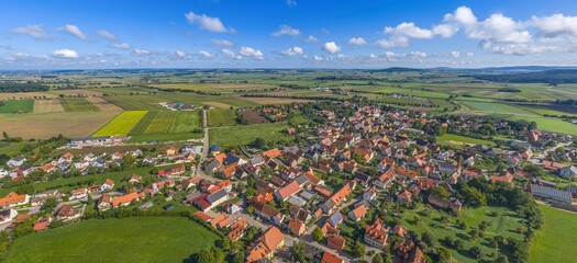 Die Gemeinde Markt Berolzheim im Naturpark Altm&uuml;hltal nahe Treuchtlingen aus der Vogelperspektive