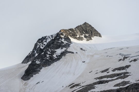Gipfel Felsk&ouml;pfel below the Schwarzenstein with Schwarzensteinkees, Zillertal Alps, Tyrol, Austria
