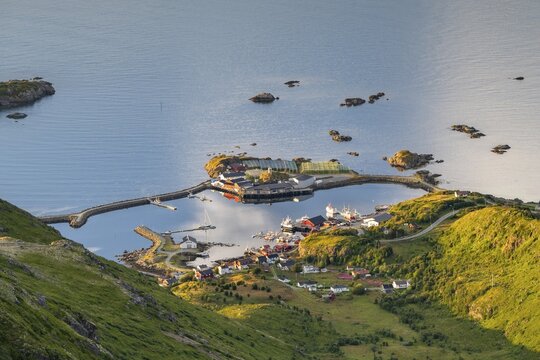View of the fishing village of St&oslash;, Dronningruta hike, Lang&oslash;ya island, Vester&aring;len, Northern Norway, Norway
