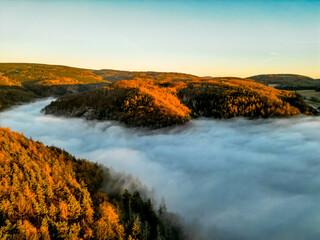 Sonnenuntergang &uuml;ber den Nebelfelder bei Schmalkalden am S&uuml;dwesthang des Th&uuml;ringer Waldes - Th&uuml;ringen - Deutschland