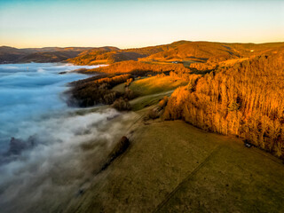 Sonnenuntergang &uuml;ber den Nebelfelder bei Schmalkalden am S&uuml;dwesthang des Th&uuml;ringer Waldes - Th&uuml;ringen - Deutschland