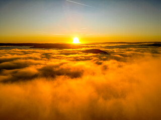 Sonnenuntergang &uuml;ber den Nebelfelder bei Schmalkalden am S&uuml;dwesthang des Th&uuml;ringer Waldes - Th&uuml;ringen - Deutschland