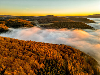 Sonnenuntergang &uuml;ber den Nebelfelder bei Schmalkalden am S&uuml;dwesthang des Th&uuml;ringer Waldes - Th&uuml;ringen - Deutschland