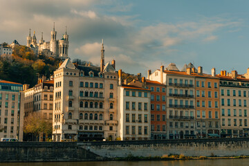 Fototapeta premium Lyon, Francia - 2025 09 03 Basílica de Notre Dame de Fourviere con vistas a la ciudad desde las orillas del Saone en Lyon