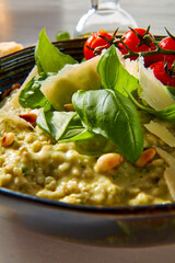  Pesto mit Tomaten und Basilikum