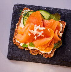  R&auml;ucherlachs auf Vollkornbrot und Schieferplatte