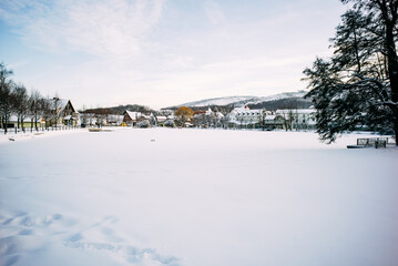 Forellenteich Ilsenburg Harz im Winter mit Schnee