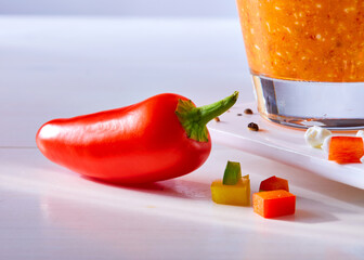 Snackpaprika neben Glas mit Paprikadip