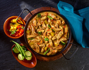 Schweinegeschnetzeltes mit Zucchini und Paprika Mediterran Topshot