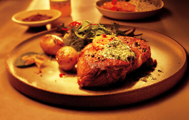 Steak mit zerlaufender Kr&auml;uterbutter und Kartoffeln auf hellem Steingutteller