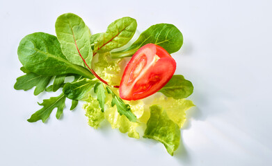 Tomaten Viertel mit verschiedenen Salatbl&auml;ttern