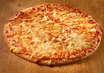 Vier K&auml;se Pizza auf Holzfond