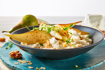 Ziegenfrischk&auml;se mit Birnen in schwarzer Steingutschale