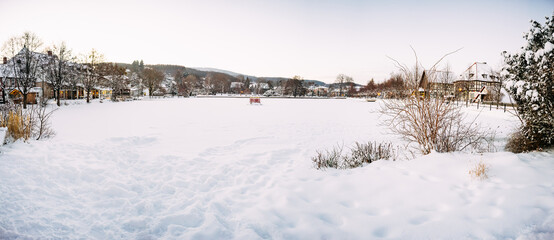 Der Forellenteich in Ilsenburg Harz im Winter mit Schnee