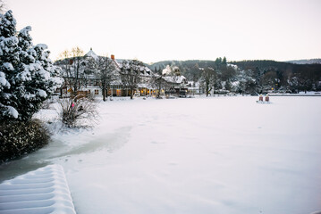 Fototapeta premium Der Forellenteich in Ilsenburg Harz im Winter mit Schnee