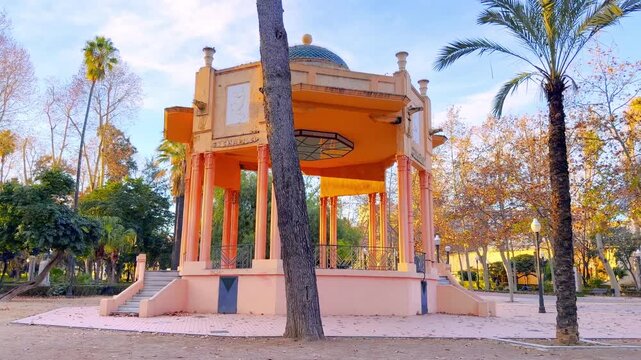Templete de la M&uacute;sica en el parque Ribalta, preciso parque en el interior de castell&oacute;n de la plana	