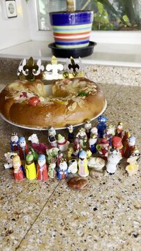Rosc&oacute;n y figuras sorpresa con mu&ntilde;eco en encimera de cocina