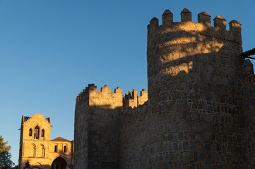 Murallas de Ávila al atardecer, ciudad amurallada medieval de castilla y leon, españa