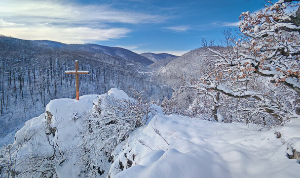 Panoramic winter view from Moln&aacute;r Rock with fresh snow on rocks and trees, overlooking the forested valley of the B&uuml;kk Mountains near Als&oacute;h&aacute;mor.