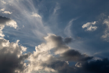 Obraz premium Expansive blue sky with fluffy clouds and soft sunlight. A calm, open mood ideal for nature, travel, outdoor lifestyle, and atmospheric background visuals.