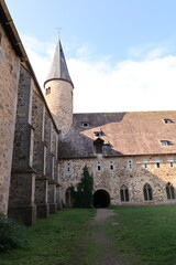 Blick in den Innenhof von Kloster M&ouml;llenbeck bei Rinteln im Weserbergland	
