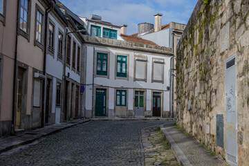 Obraz premium Quiet cobblestone street with traditional houses in Porto, Portugal