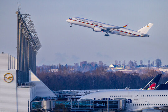 Ein Airbus A350 der Flugbereitschaft der Luftwaffe mit der Kennung &bdquo;10+03&ldquo; und der Aufschrift &bdquo;Bundesrepublik Deutschland&ldquo; startet am Flughafen M&uuml;nchen.