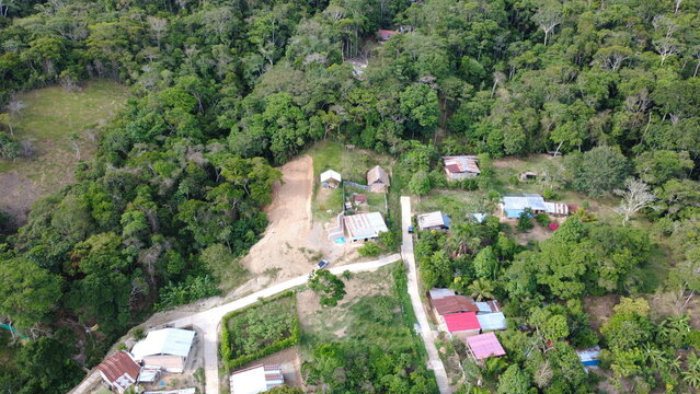 Pueblo en la selva desde el aire