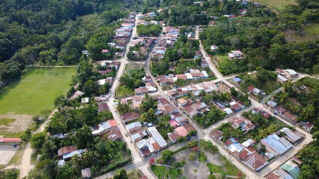 Pueblo en la selva desde el aire