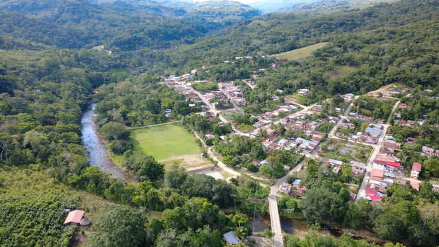 Pueblo en la selva desde el aire