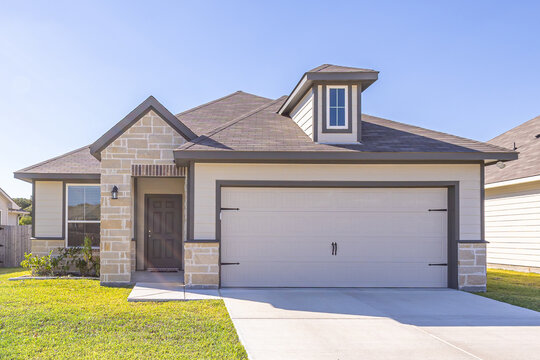 "Charming traditional Suburban house, single-family, with a double garage, large garden, and an attic, in a quiet residential sector of the United States."
